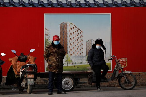 北京冬奥村和冬残奥村对面的工人们。 - 俄罗斯卫星通讯社