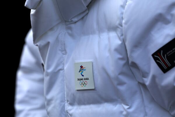 北京一名員工身上佩戴的2022年冬奧會會徽。 - 俄羅斯衛星通訊社