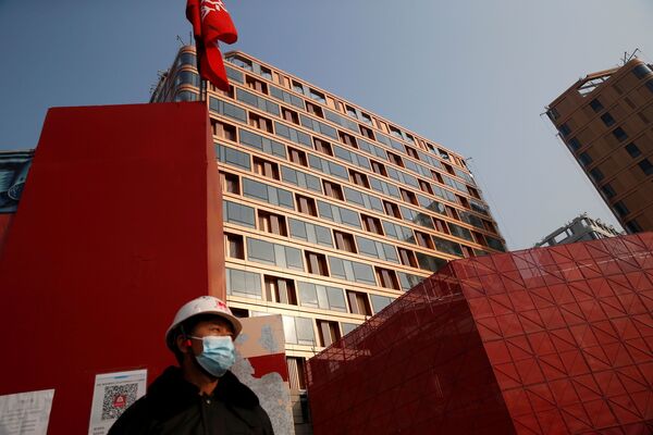 北京某建築工地裡的一名戴口罩的保安。 - 俄羅斯衛星通訊社