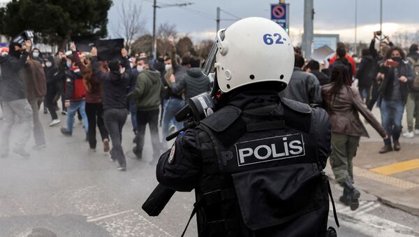 Турецкая полиция разгоняет митинг в Стамбуле - 俄罗斯卫星通讯社
