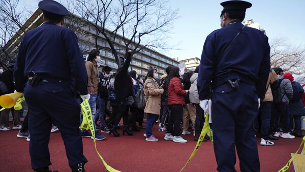 Протестующие и полиция у здания МИДа Японии в Токио - 俄羅斯衛星通訊社