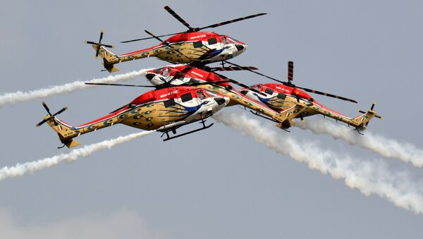 Вертолётная пилотажная группа Sarang индийских ВВС выступает на авиасалоне Aero India 2021 на авиабазе в Бангалоре - 俄羅斯衛星通訊社