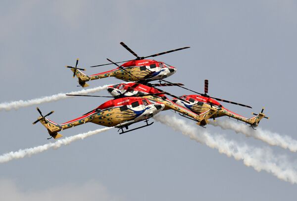 印度空军“孔雀”(Sarang)直升机特技飞行队在航空展上表演。 - 俄罗斯卫星通讯社