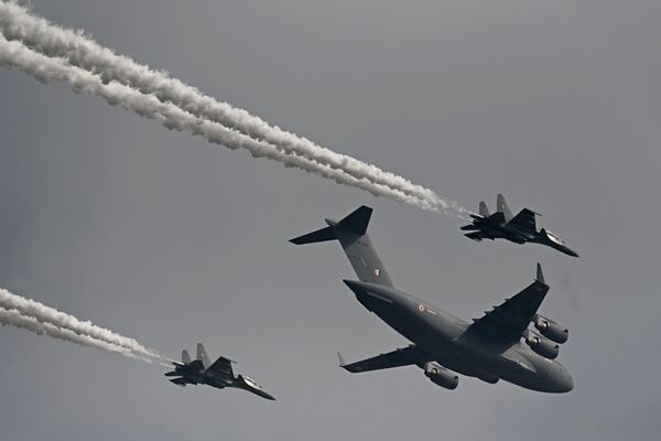 印度空军C-17“环球霸王”运输机和苏-30MKI战斗机在航空展第一天联合执飞。 - 俄罗斯卫星通讯社