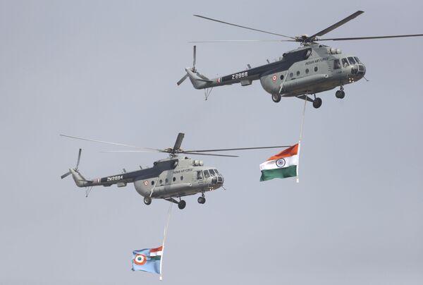 印度空军直升机编队悬挂旗帜在航空展开幕式上进行表演。 - 俄罗斯卫星通讯社