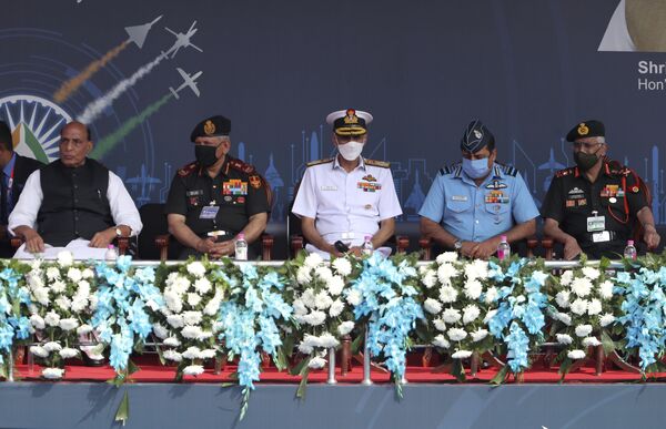印度国防部长拉杰纳特·辛格、国防参谋长比平·拉瓦特、海军参谋长卡兰比尔·辛格、空军参谋长拉克什·库马尔·辛格·巴达乌里亚和陆军参谋长穆昆德·纳拉瓦内出席2021年印度航空展开幕式。 - 俄罗斯卫星通讯社