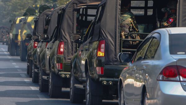  Колонна армейских машин патрулирует улицы Мандалая, Мьянма - 俄罗斯卫星通讯社