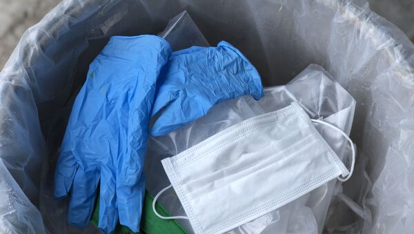 Медицинские маски и резиновые перчатки в мусорном ведре - 俄罗斯卫星通讯社