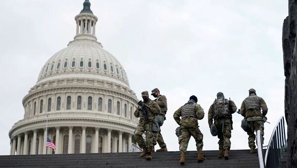 Сотрудники Национальной гвардии США у здания Капитолия в Вашингтоне - 俄罗斯卫星通讯社