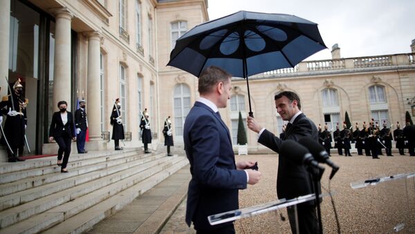 Президент Франции Эммануэль Макрон с зонтом рядом с премьер-министром Словакии Игорем Матовичем после того, как они выступили с совместным заявлением в Елисейском дворце в Париже. - 俄罗斯卫星通讯社