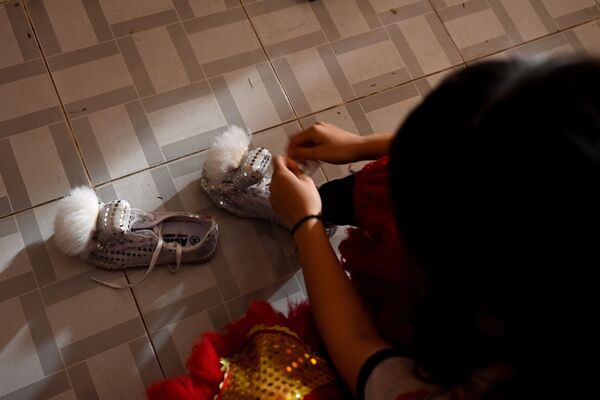 越南Tu Anh Duong学校女舞师正在为演练做准备工作 - 俄罗斯卫星通讯社