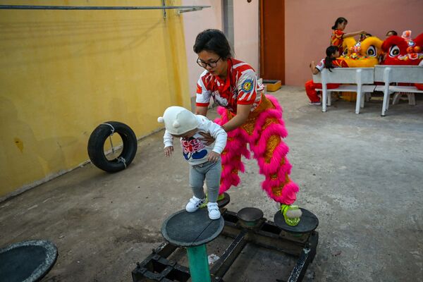 越南Tu Anh Duong學校舞師與自己的孩子一同休息 - 俄羅斯衛星通訊社