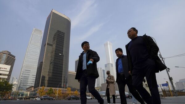 Мужчины на фоне бизнес-центра в Пекине - 俄罗斯卫星通讯社