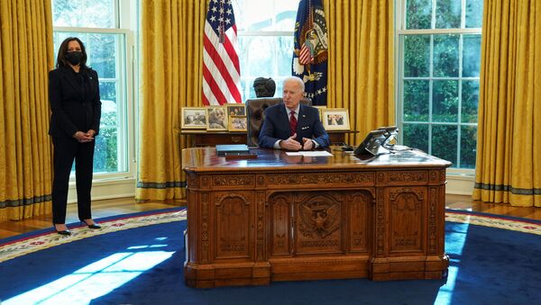 Вице-президент США Камала Харрис стоит рядом с президентом США Джо Байденом в Белом Доме - 俄罗斯卫星通讯社