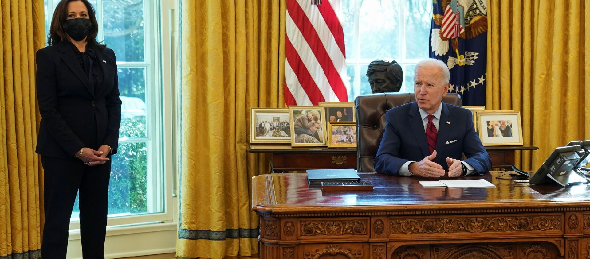 Вице-президент США Камала Харрис стоит рядом с президентом США Джо Байденом в Белом Доме - 俄罗斯卫星通讯社, 1920, 04.09.2021