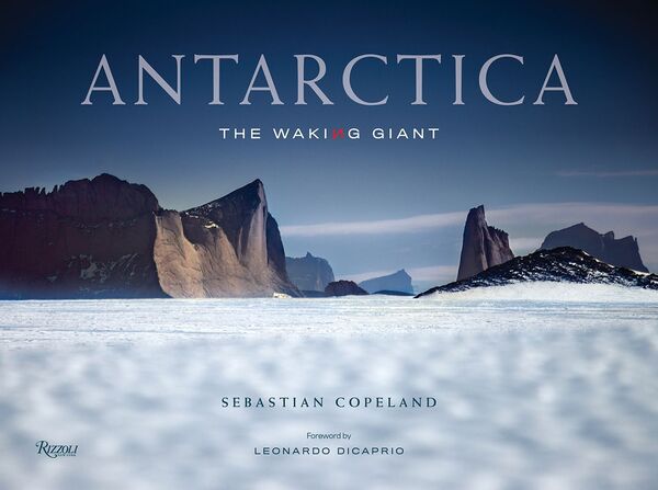 德國攝影師Sebastian Copeland 憑借《Antarctica: The Waking Giant》影集封面作品獲評2020年東京攝影大賽年度攝影師獎 - 俄羅斯衛星通訊社