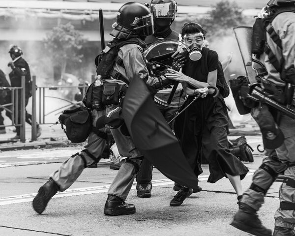加拿大攝影師Wei Fu選送的《Hong Kong Conflict》作品系列摘得2020年東京攝影大賽編輯類業餘組桂冠 - 俄羅斯衛星通訊社