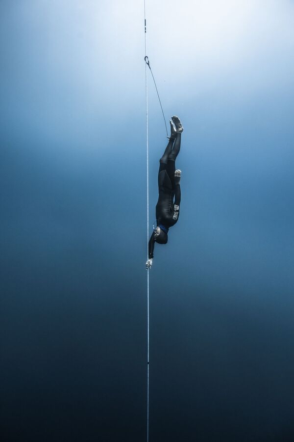 日本攝影師Kohei Ueno選送的《Beneath The Surface of Competitive Freediving》作品摘得2020年東京攝影大賽事件類專業組桂冠 - 俄羅斯衛星通訊社