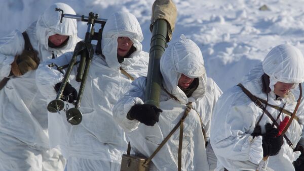  Военнослужащие 61-го отдельного полка морской пехоты Северного флота во время марш-броска.  - 俄罗斯卫星通讯社
