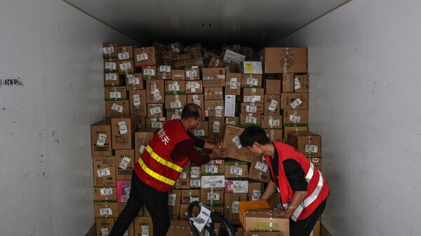 員工在菜鳥智慧物流網絡倉庫的卡車上堆放箱子。 中國 - 俄羅斯衛星通訊社