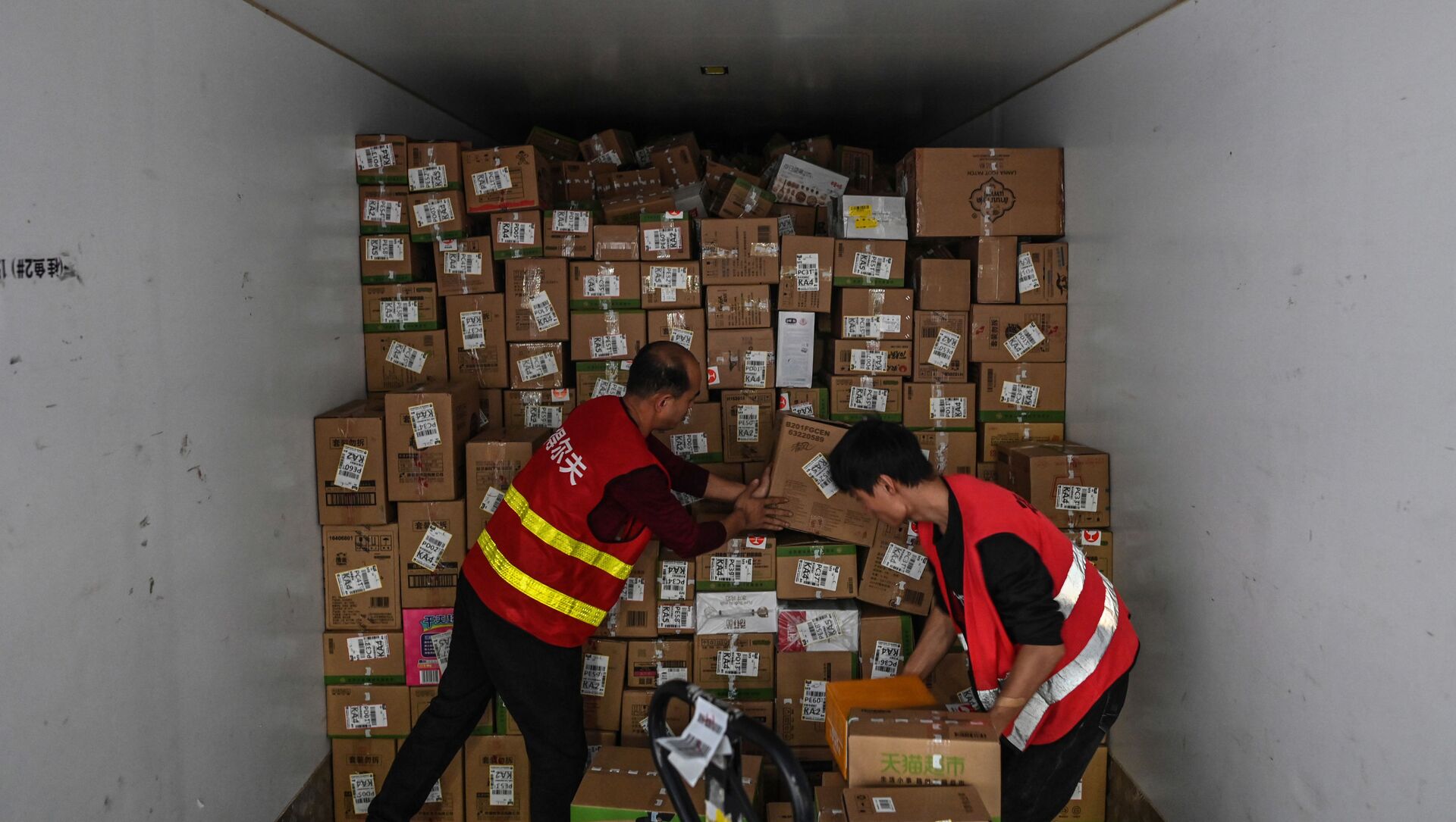 Сотрудники складывают коробки в грузовик на складе Cainiao Smart Logistics Network. Китай - 俄罗斯卫星通讯社, 1920, 10.11.2021