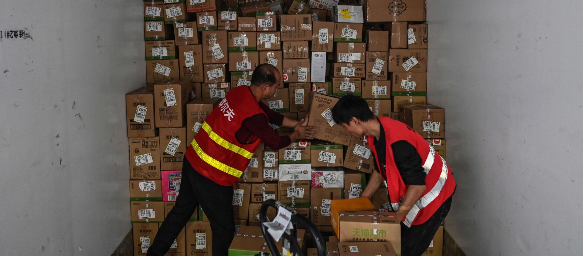 Сотрудники складывают коробки в грузовик на складе Cainiao Smart Logistics Network. Китай - 俄罗斯卫星通讯社, 1920, 10.11.2021