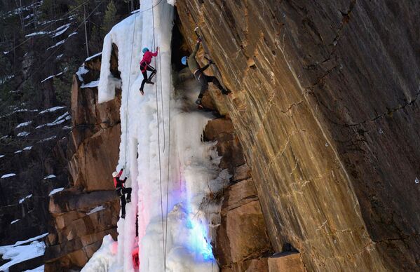 克拉斯诺亚尔斯克“斯托尔贝”国家公园举行的《晶莹之冰》攀冰文化节。 - 俄罗斯卫星通讯社