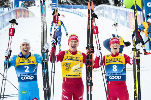 意大利《滑雪之旅》滑雪賽獲獎選手在瓦迪菲姆雪場慶祝獲獎。 - 俄羅斯衛星通訊社