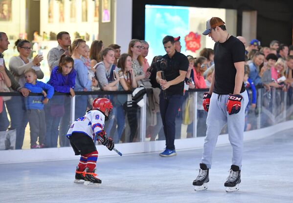 俄羅斯冰球運動員葉甫根尼·馬爾金在莫斯科維加斯·昆採沃商貿休閒中心“列多”冰場出席大師滑冰課互動活動。 - 俄羅斯衛星通訊社