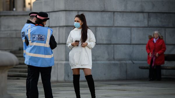 Сотрудник полиции на Трафальгарской площади в Лондоне во время карантина, введенного в связи с коронавирусом - 俄罗斯卫星通讯社