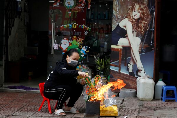 河内市民在街边为已故家人烧送冥钱。 - 俄罗斯卫星通讯社