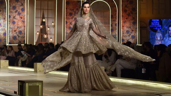 模特身着Ayesha and Usman Ali婚礼服饰在婚礼时装周走秀环节展示。 - 俄罗斯卫星通讯社