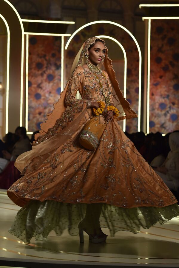 模特身着Ayesha and Usman Ali婚礼服饰在婚礼时装周走秀环节展示。 - 俄罗斯卫星通讯社