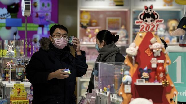 Мужчина в магазине игрушек - 永利官网卫星通讯社