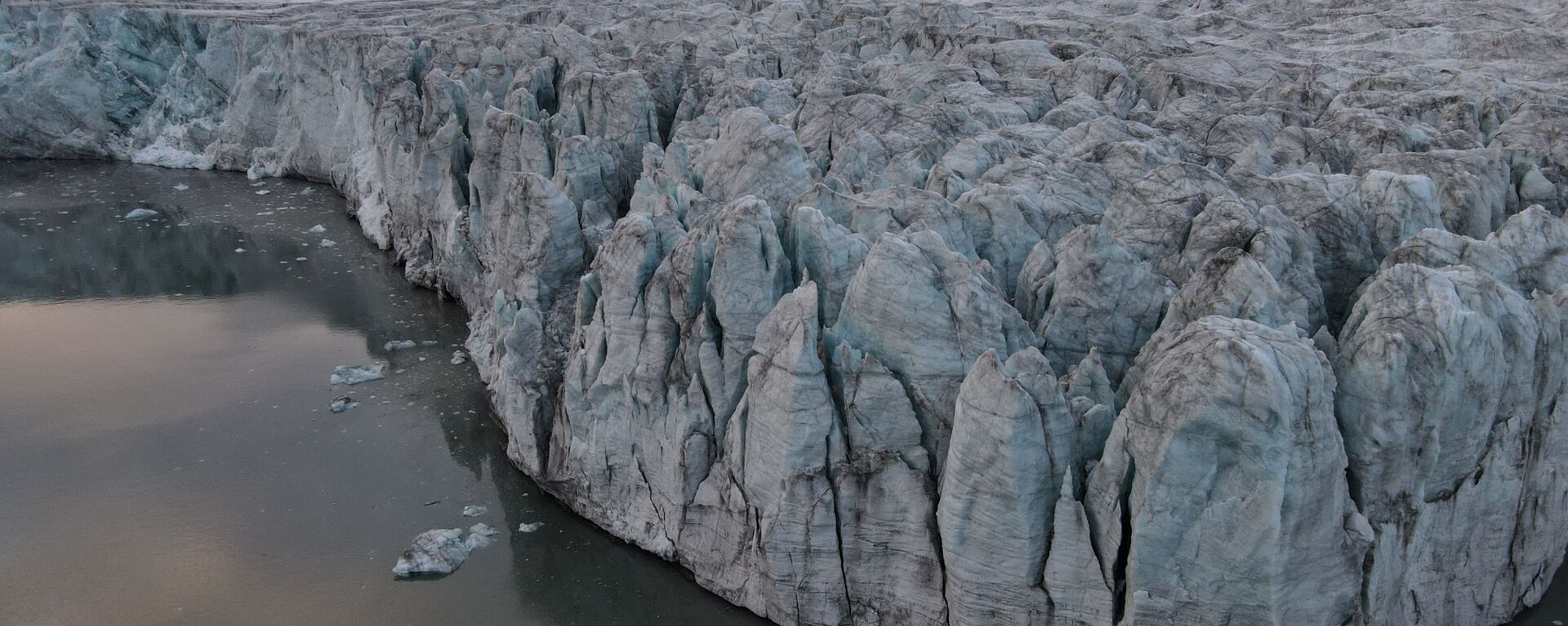 Вид на ледник Эсмаркбреен на острове Шпицберген, часть архипелага Шпицберген на севере Норвегии, 24 сентября 2020 года.  - 俄罗斯卫星通讯社, 1920, 09.02.2021