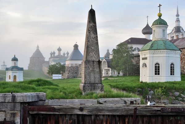 俄罗斯摄影师亚历山大·拜杜科夫选送的《雾中的索洛维茨基修道院》获评2020年维基爱古迹国际摄影大赛奖项。 - 俄罗斯卫星通讯社