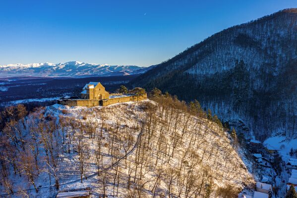 罗马尼亚摄影师阿德里安·阿尔苏（Adrian Arsu）选送的《The fortified church of Cisnădioara, in winter》获评2020年维基爱古迹国际摄影大赛奖项。 - 俄罗斯卫星通讯社