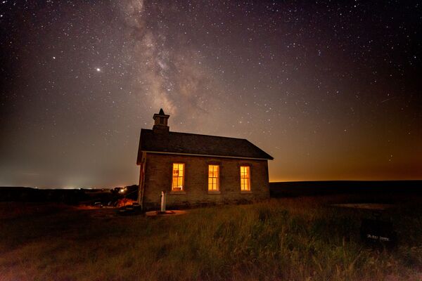 美国摄影师斯蒂文·菲罗（Steve Ferro）选送的《Lower Fox Creek School on a clear summer night on the Kansas prairie》获评2020年维基爱古迹国际摄影大赛奖项。 - 俄罗斯卫星通讯社