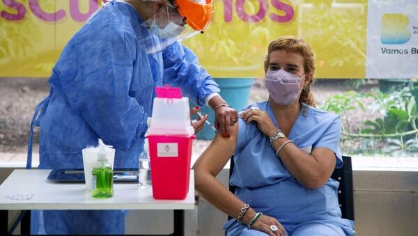 Медицинская сестра вводит женщине российскую вакцину от коронавируса Sputnik V (Гам-КОВИД-Вак) в Буэнос-Айресе.  - 俄羅斯衛星通訊社