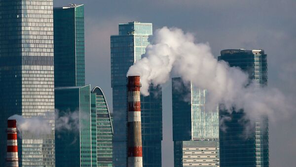 1 Дым из труб ТЭЦ-12 на фоне международного делового центра Москва-Сити - 俄罗斯卫星通讯社