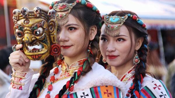 身着藏族传统服装的藏族姑娘。 - 俄罗斯卫星通讯社