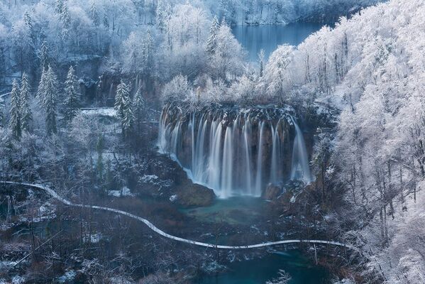 斯洛文尼亚摄影师Luka Esenko选送作品《Land of the Waterfalls》夺得第14届国际年度园林摄影师大赛“呼吸空间”组冠军。 - 俄罗斯卫星通讯社