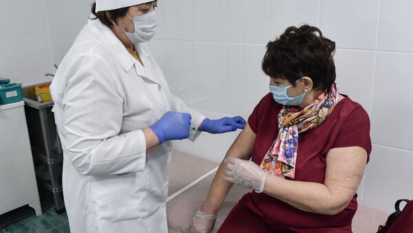  Жительница Симферополя прививается от коронавируса вакциной Спутник-V в Симферопольской городской клинической больнице №7.  - 俄罗斯卫星通讯社