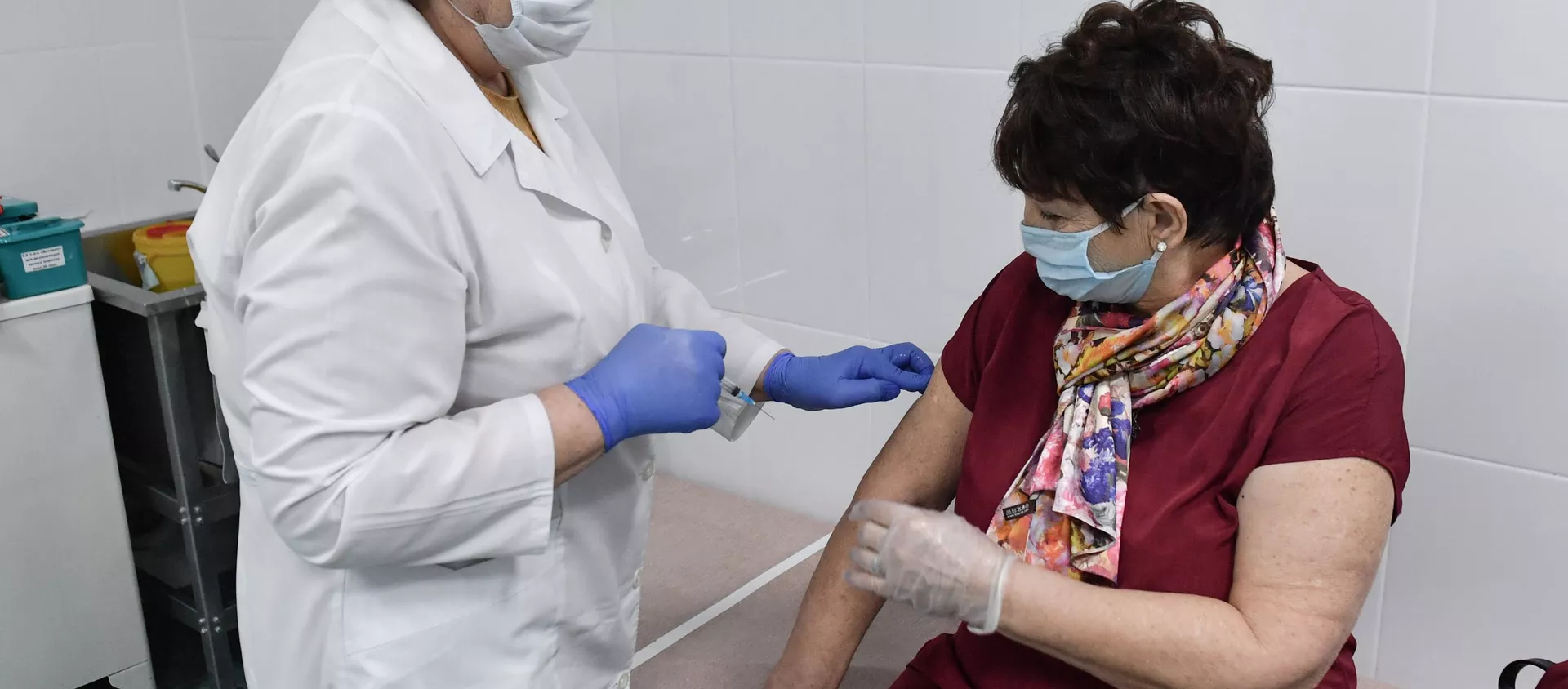  Жительница Симферополя прививается от коронавируса вакциной Спутник-V в Симферопольской городской клинической больнице №7.  - 俄羅斯衛星通訊社, 1920, 11.03.2021
