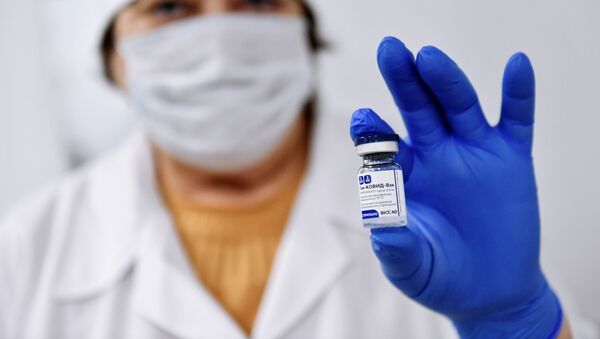 Медицинский работник держит в руке вакцину от COVID-19 Спутник-V (Гам-КОВИД-Вак)  - 俄罗斯卫星通讯社