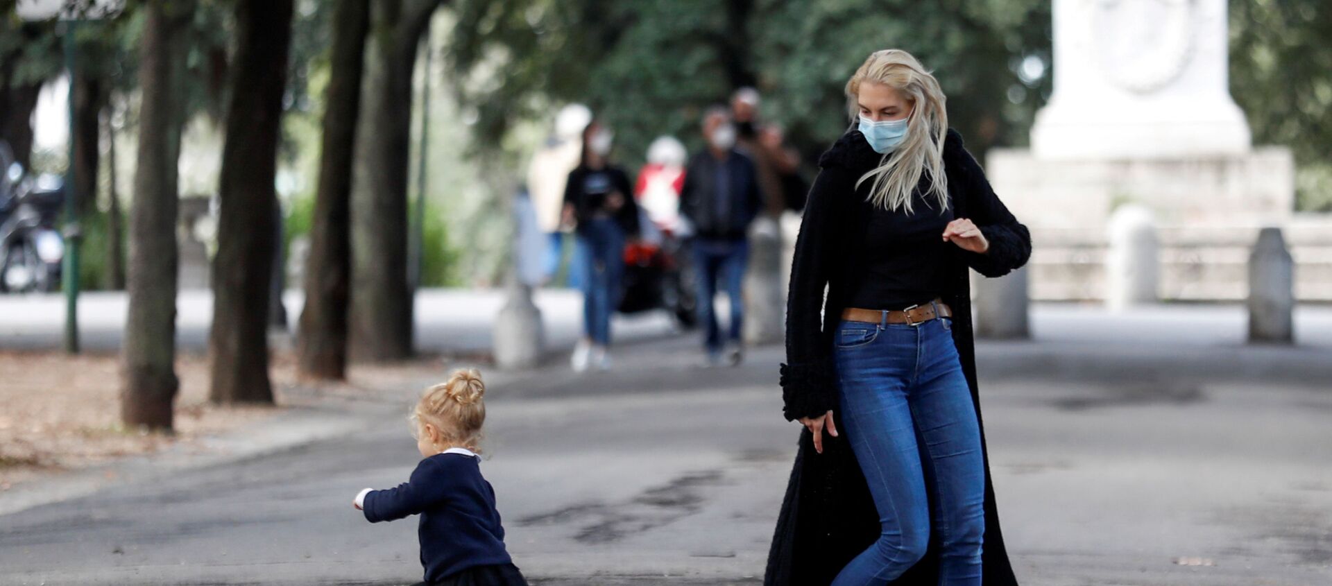 Девушка в защитной медицинской маске играет с ребенком в центре Рима, Италия - 俄罗斯卫星通讯社, 1920, 09.03.2021