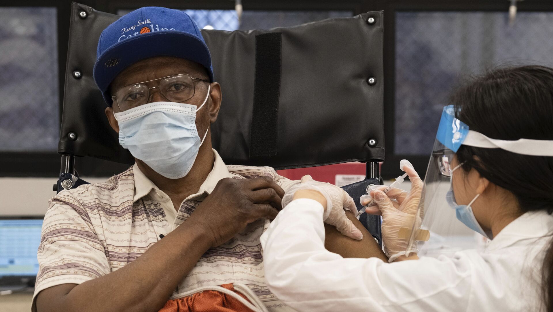  In this Jan. 15, 2021, file photo, a nursing home resident receives the COVID-19 vaccine by a CVS Pharmacist at Harlem Center for Nursing and Rehabilitation, a nursing home facility in Harlem neighborhood of New York.  - 俄罗斯卫星通讯社, 1920, 14.02.2021