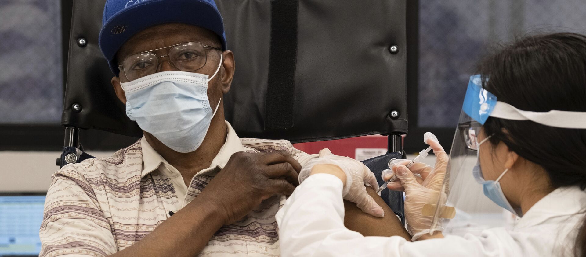  In this Jan. 15, 2021, file photo, a nursing home resident receives the COVID-19 vaccine by a CVS Pharmacist at Harlem Center for Nursing and Rehabilitation, a nursing home facility in Harlem neighborhood of New York.  - 俄羅斯衛星通訊社, 1920, 14.02.2021