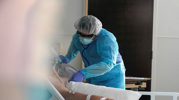 Dr. Syed Naqvi, a pulmonologist, treats a coronavirus disease (COVID-19) patient in the ICU at SSM Health St. Anthony Hospital in Oklahoma City, Oklahoma, U.S. - 俄罗斯卫星通讯社