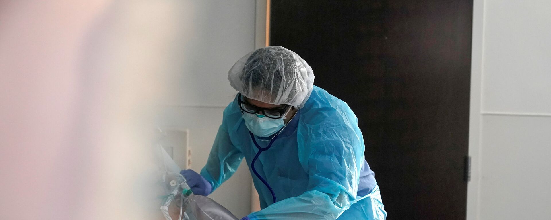 Dr. Syed Naqvi, a pulmonologist, treats a coronavirus disease (COVID-19) patient in the ICU at SSM Health St. Anthony Hospital in Oklahoma City, Oklahoma, U.S. - 俄罗斯卫星通讯社, 1920, 03.08.2021
